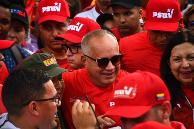 diosdado con lentes