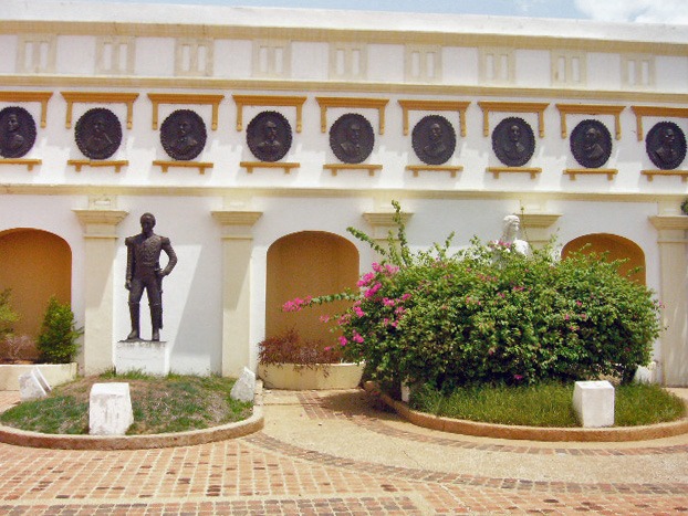 Vista del bronce de Urdaneta y l