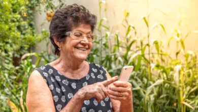 mujer anciana feliz usando el te