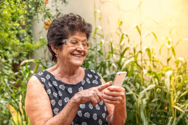 mujer anciana feliz usando el te